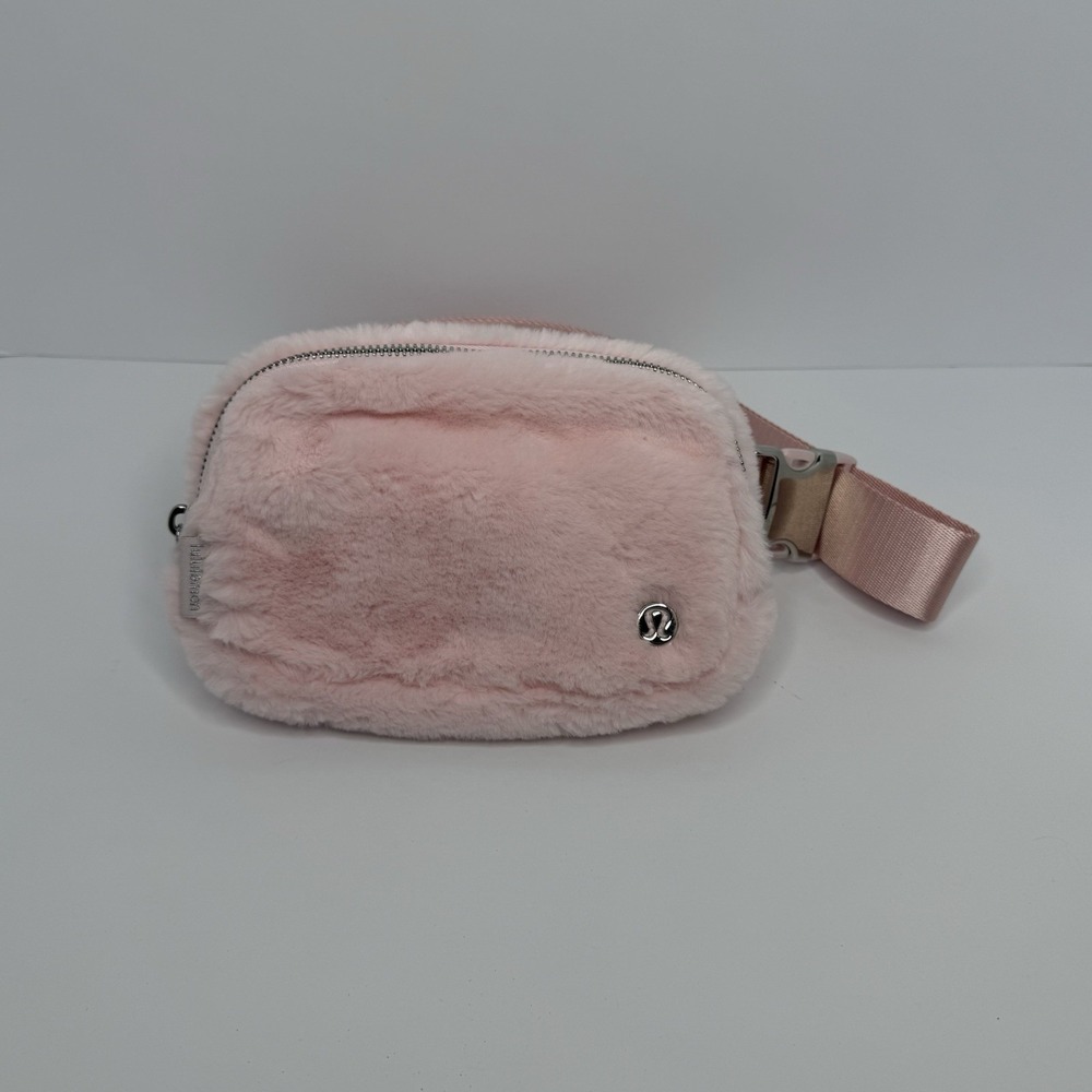 Lululemon Everywhere Belt Bag Plush Fleece Strawberry Milk/Silver‎